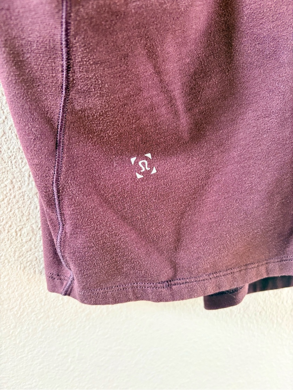 Men’s Large Lululemon Maroon Short Sleeve Performance Tee - Picture 4 of 5